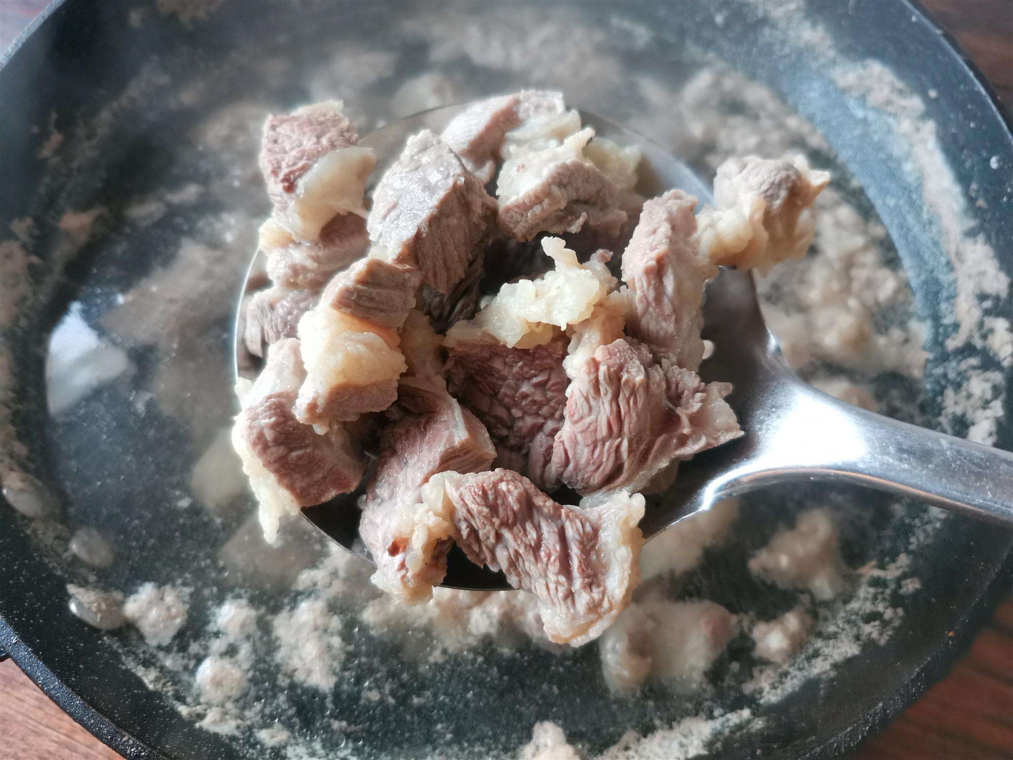 回民炖牛肉为何特别软烂,回民炖白锅牛肉做法