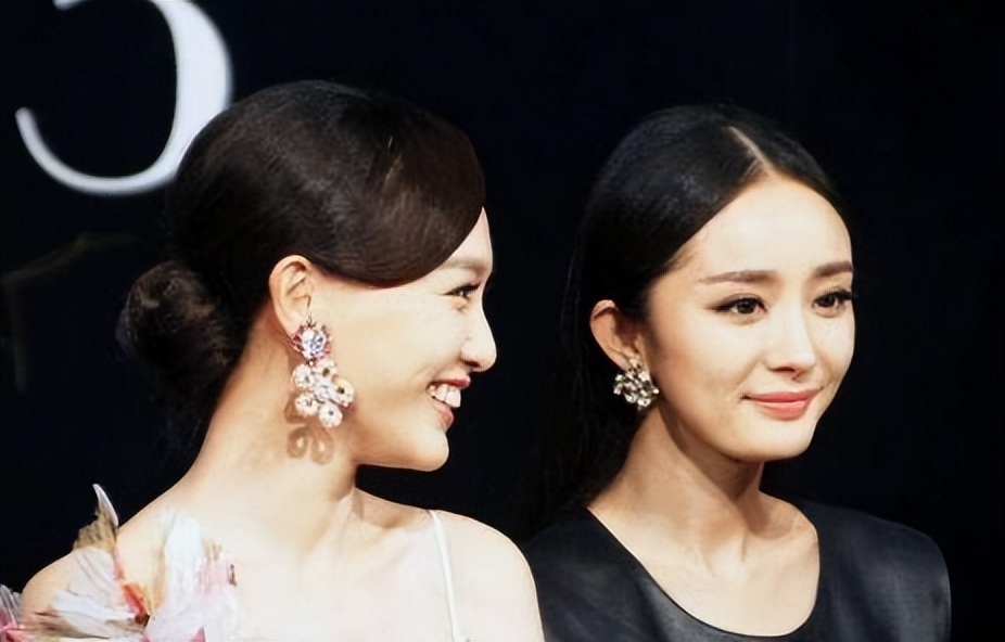 “花钱如流水”唐嫣：一个手机壳价值四万，她为何频穿假货走秀？