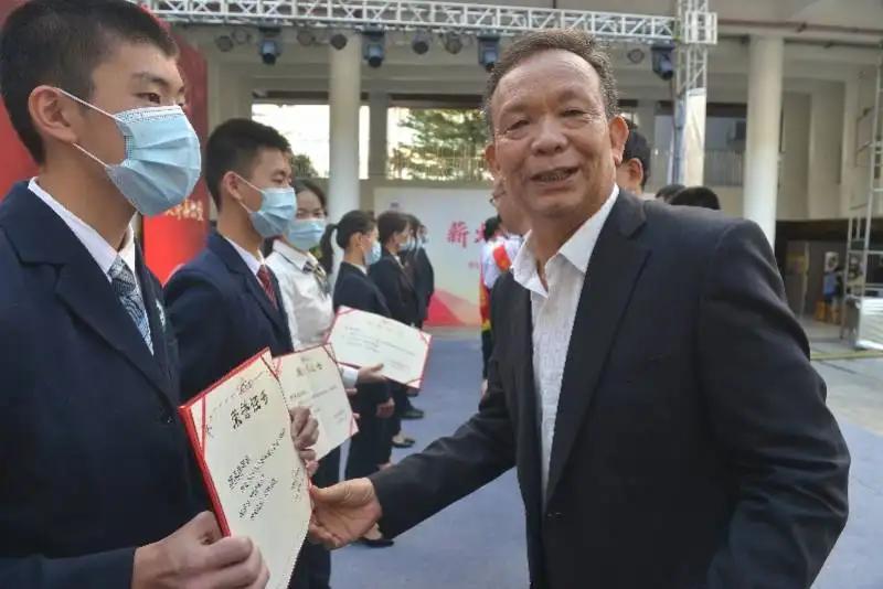 他15岁考入清华后还在工地打工,15岁开始打拼如今过亿身价的他