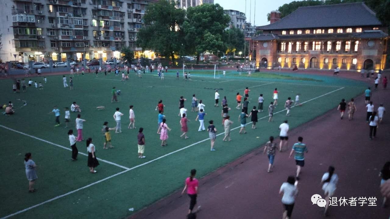 聊聊我为什么不踢足球改行打篮球了？这就是中国足球不行的缩影吧