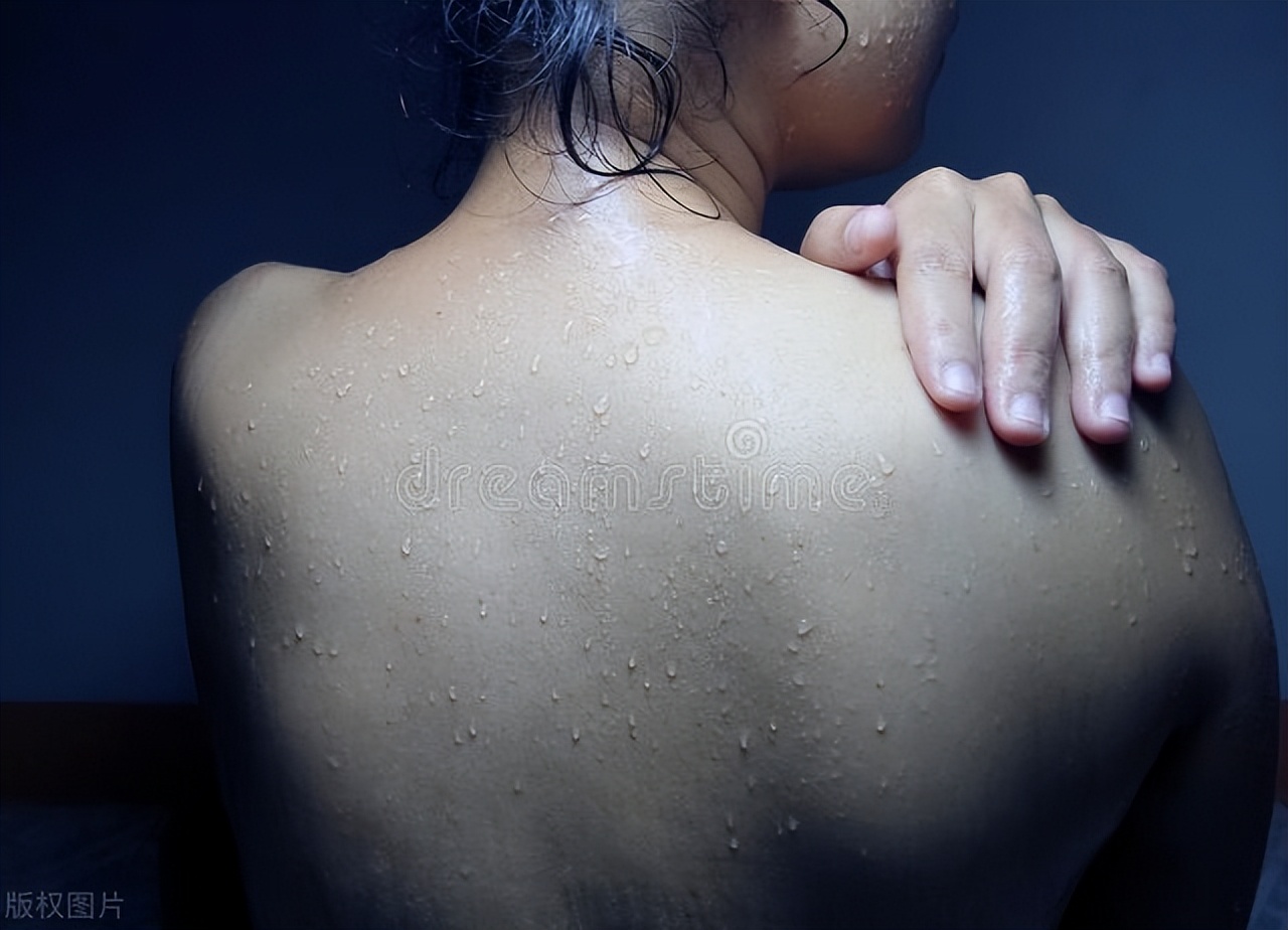 男友熬夜打完游戏想与我亲热，一股臭味袭来，一脚差点把他送走