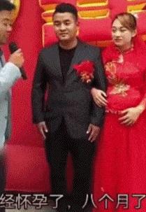 女孩子看起来外表美丽，其实裤袜已经掉到大腿根了！哈哈哈