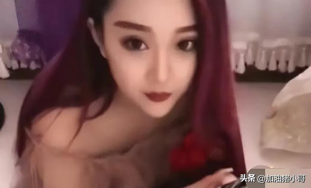 伴娘蹲角落里玩手机,伴娘躲在角落玩手机很漂亮