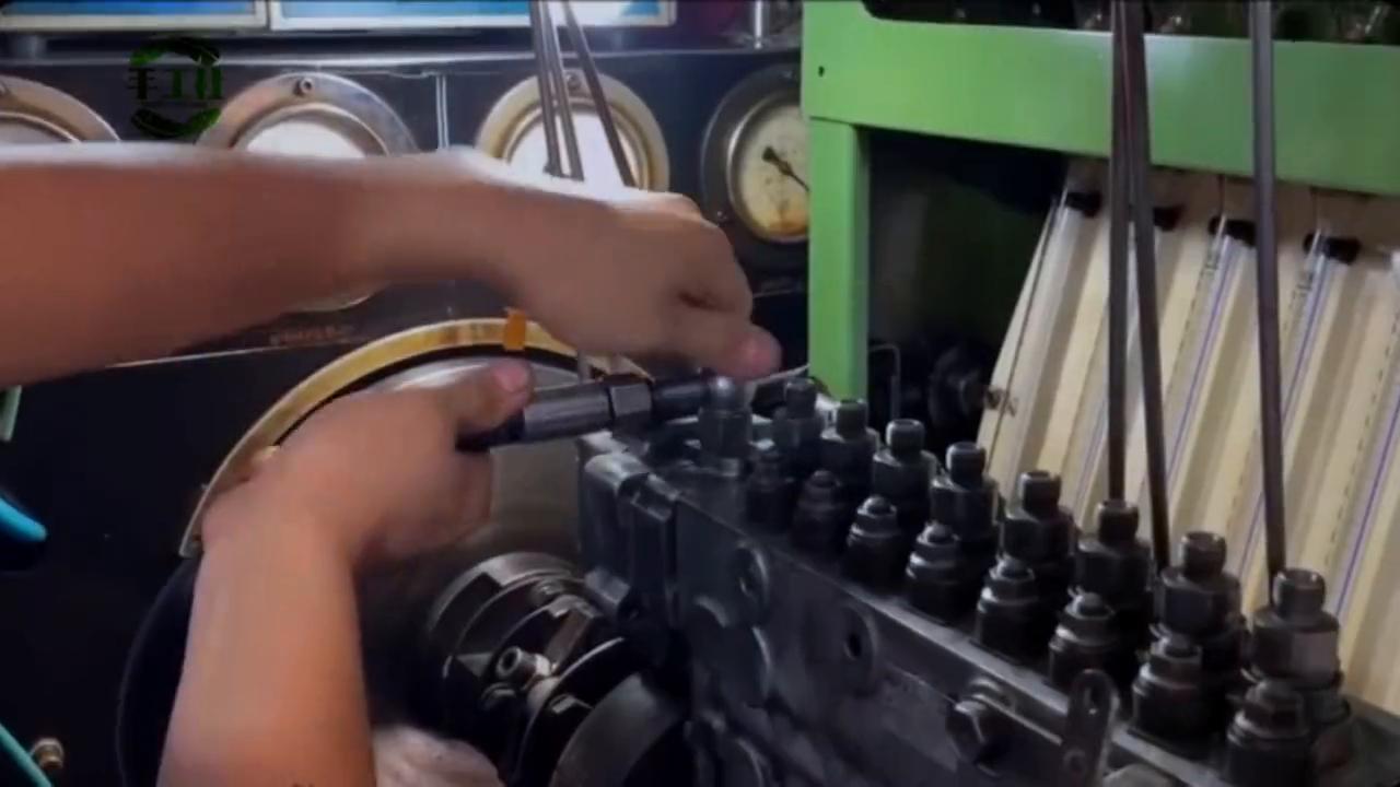 小伙子1000元买来报废车翻新,装载机大修发动机视频