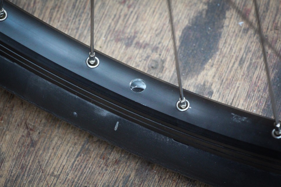 公路自行车实心胎好还是内外胎好,为什么自行车换了实心胎特别难骑