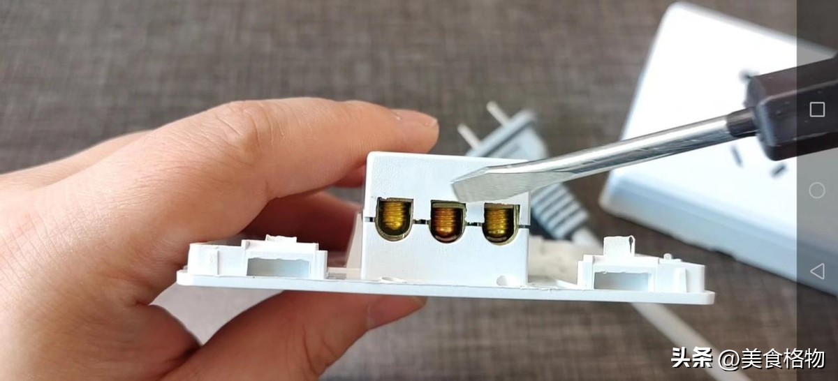 墙上插座松动处理小视频,插座松动怎么防止脱落