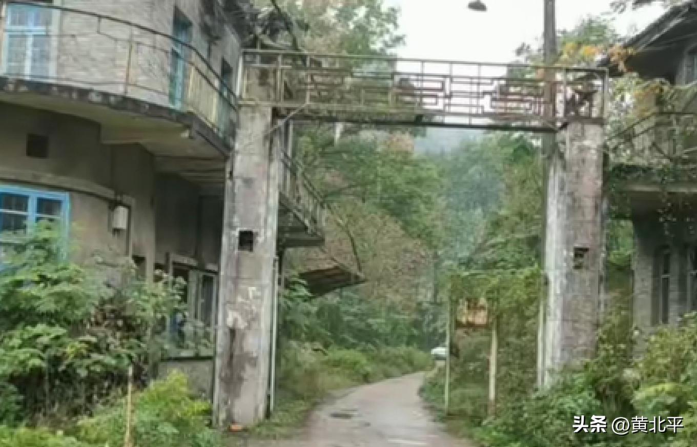 重庆万州李河镇废弃的兵工厂，30年前热闹非凡现在确实残檐破壁