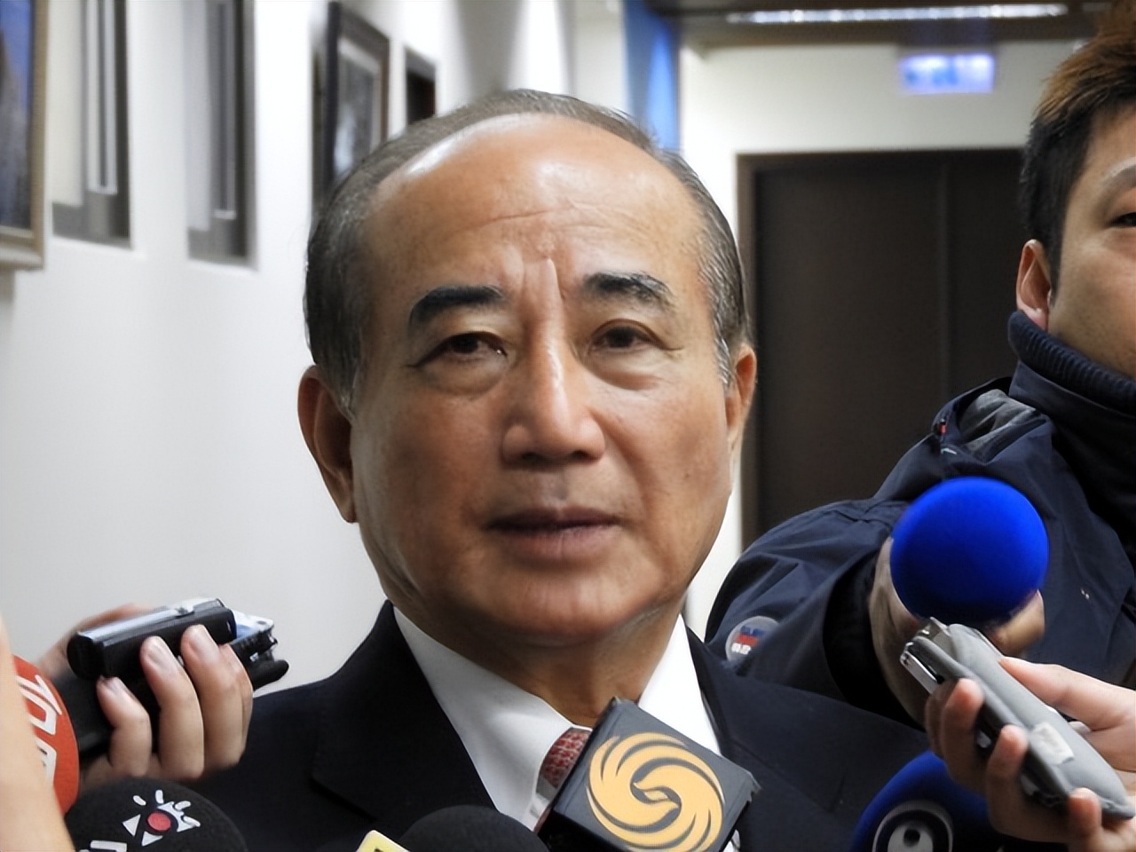 必须表态！国民*党**面对两难困局，不能再当鸵鸟，一味拖延必将失败