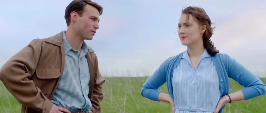 美国影片《布鲁克林》多次出现爱丽丝的定格画面有什么目的？