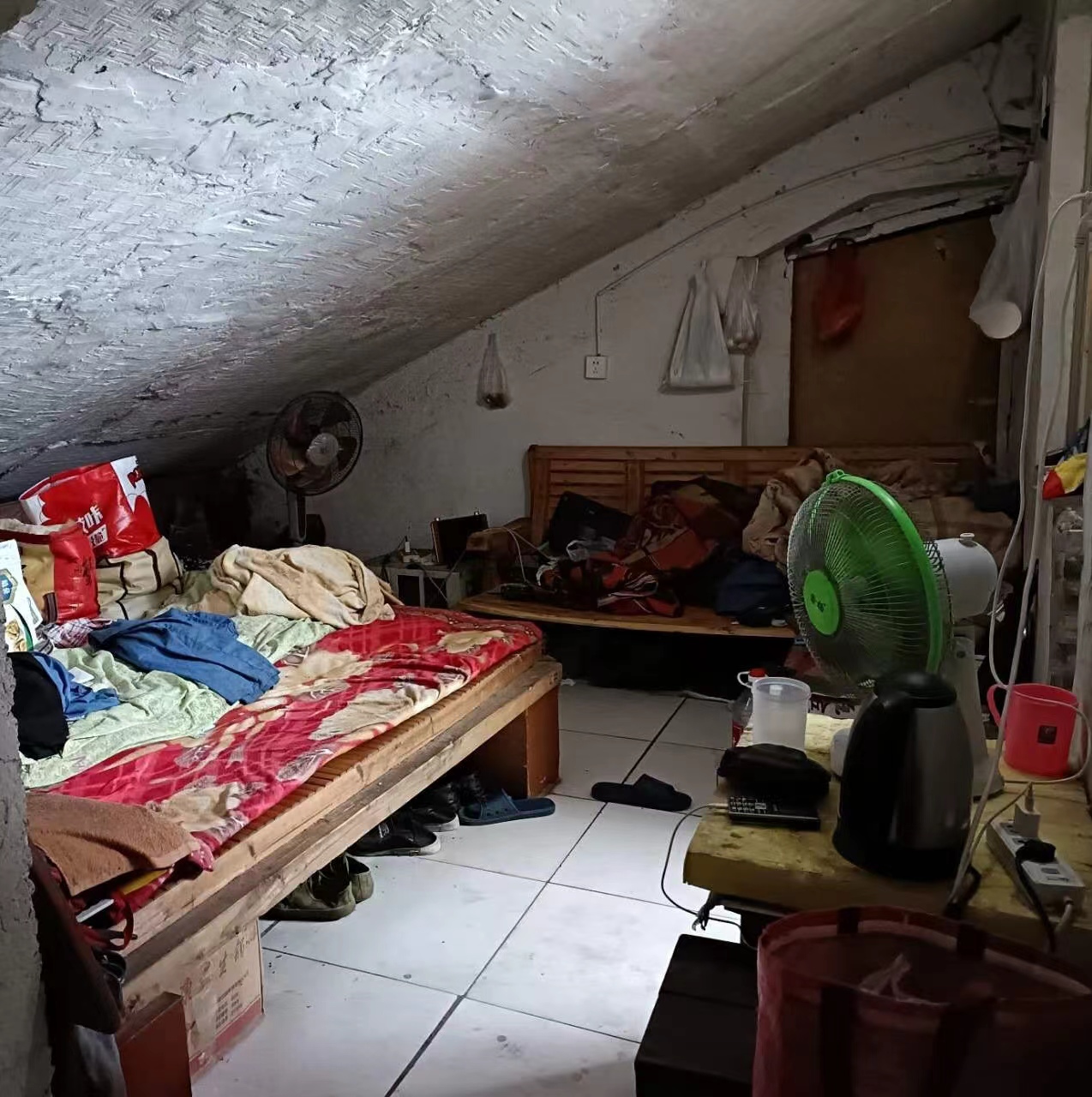 逾40℃高温下66岁园林工人出租屋内去世，家人称无空调疑中暑，公司称有空调死者怕花电费未启用，死因成谜