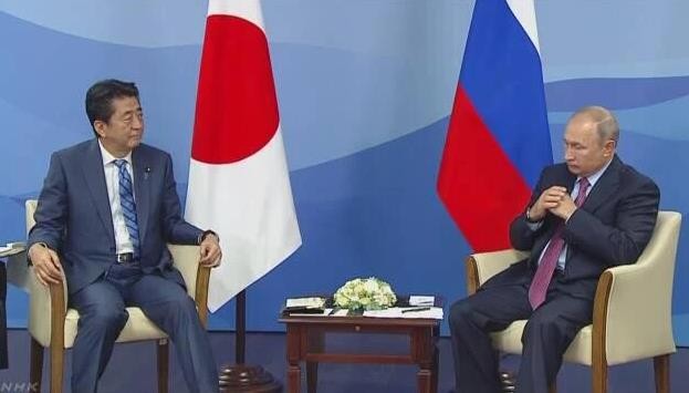 迷人小老头普京：当特工时接头都要迟到，曾牵着狗会见日本代表