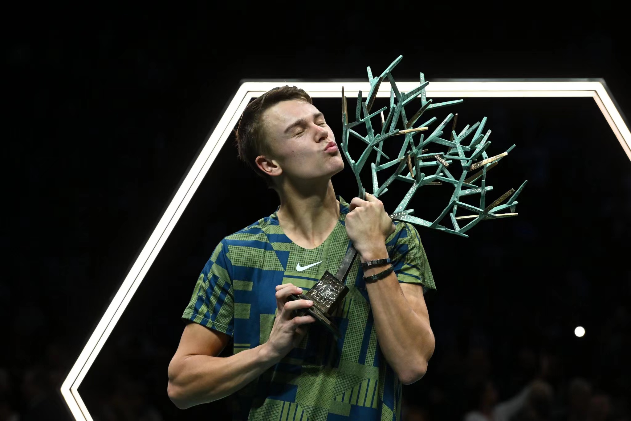 连克五位世界前十，鲁内逆转德约巴黎大师赛夺魁，创丹麦男网历史