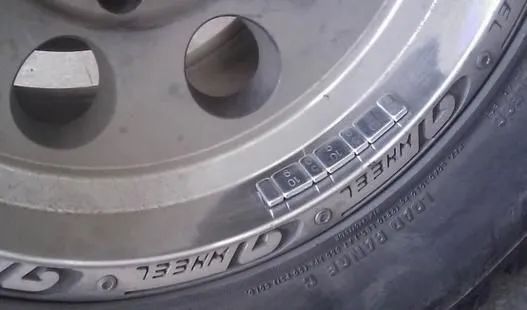 方向盘有轻微抖动怎么回事,方向盘很轻微的抖动是不是正常