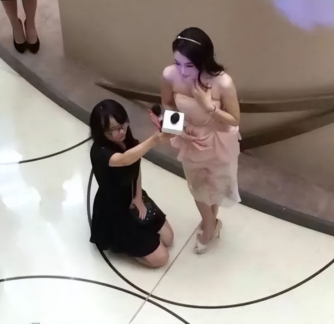 人前明星人后大爷,浴缸陪睡跪地穿鞋,这都是谁给的底气?