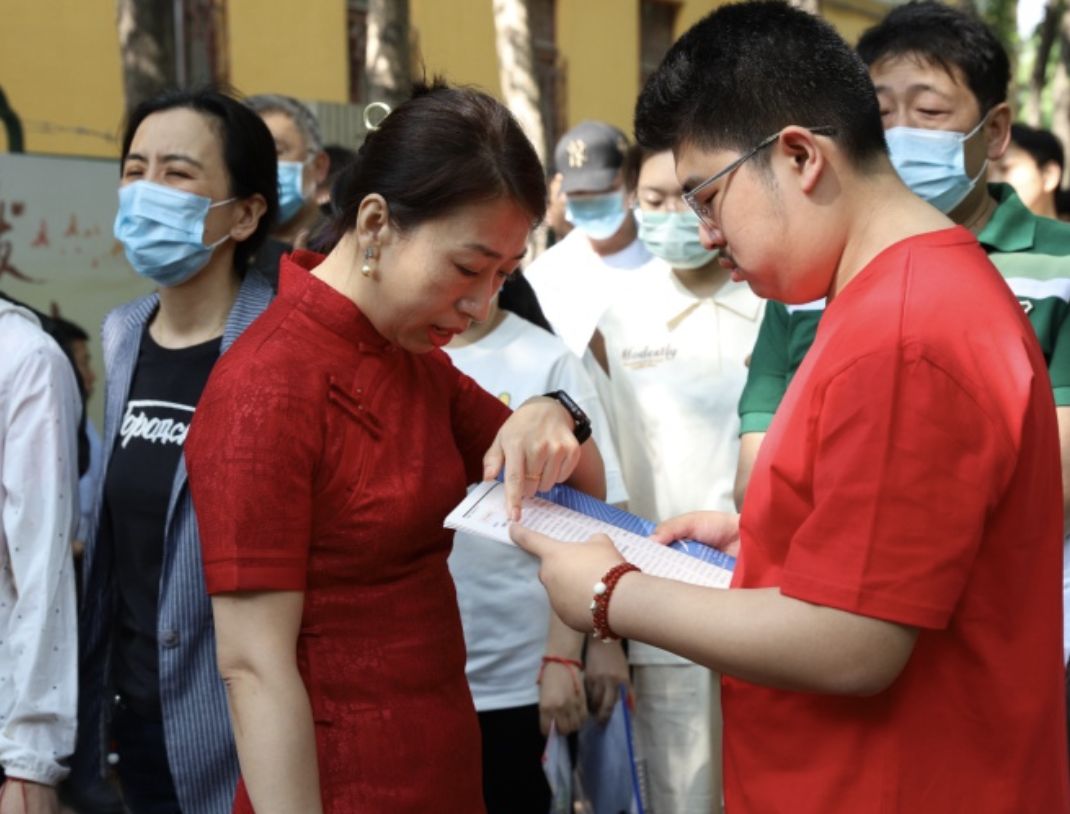 高考进行时这些画面令人动容,高考图片为高考加油