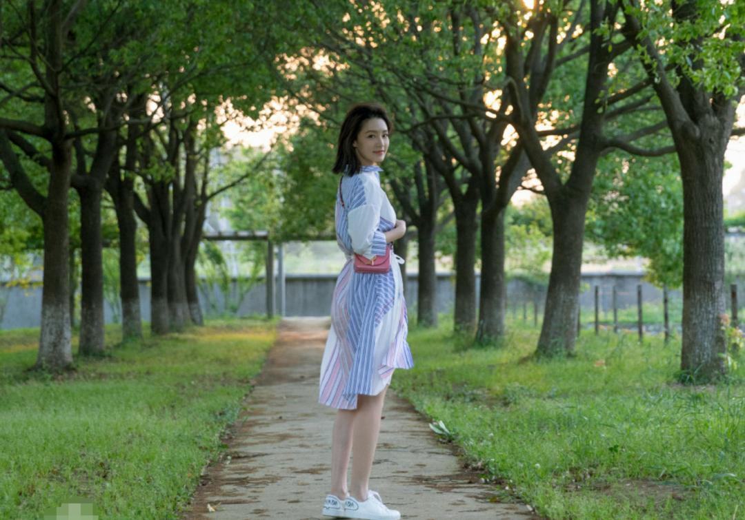 李沁氧气感绿意写真,氧气美人的肌肤