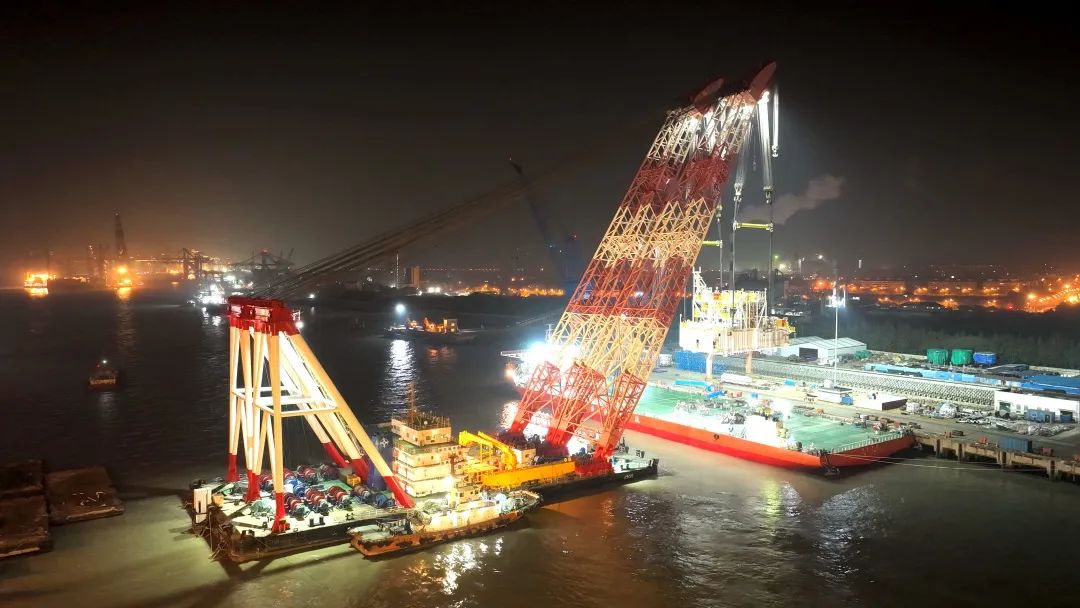 1300吨模块吊装！“格里亚”轮再气化模块“安家落户”！