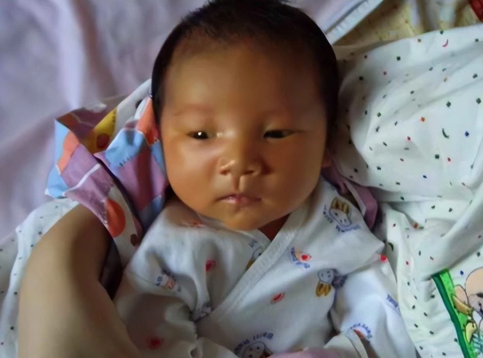 宝宝出生挺白为什么越长越黑,宝宝刚出生很白后面变黑红