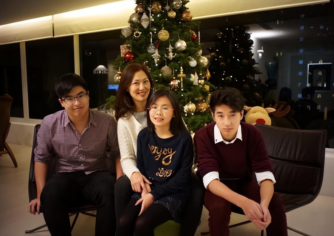 59岁知名港姐宣布离婚,27岁港姐自曝离婚