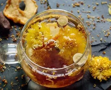 冬天怎么熬一杯酸酸甜甜的水果茶,冬日热饮水果茶冰糖雪梨