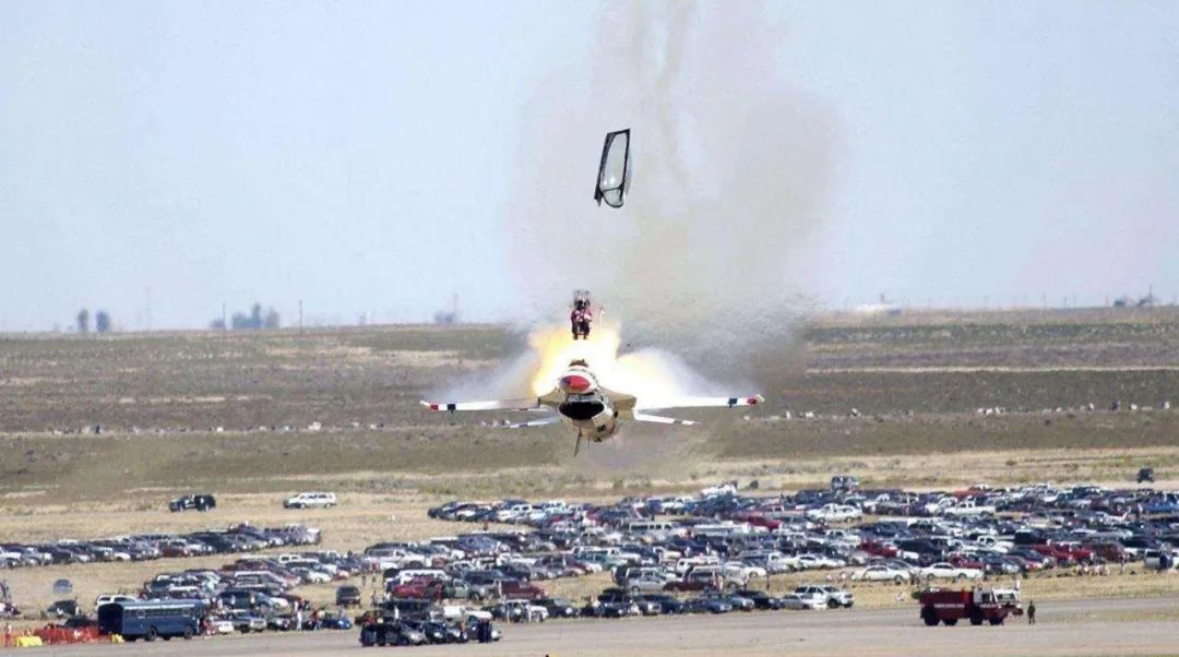 弹射座椅是如何挽救飞行员,飞行员弹射座椅成功率