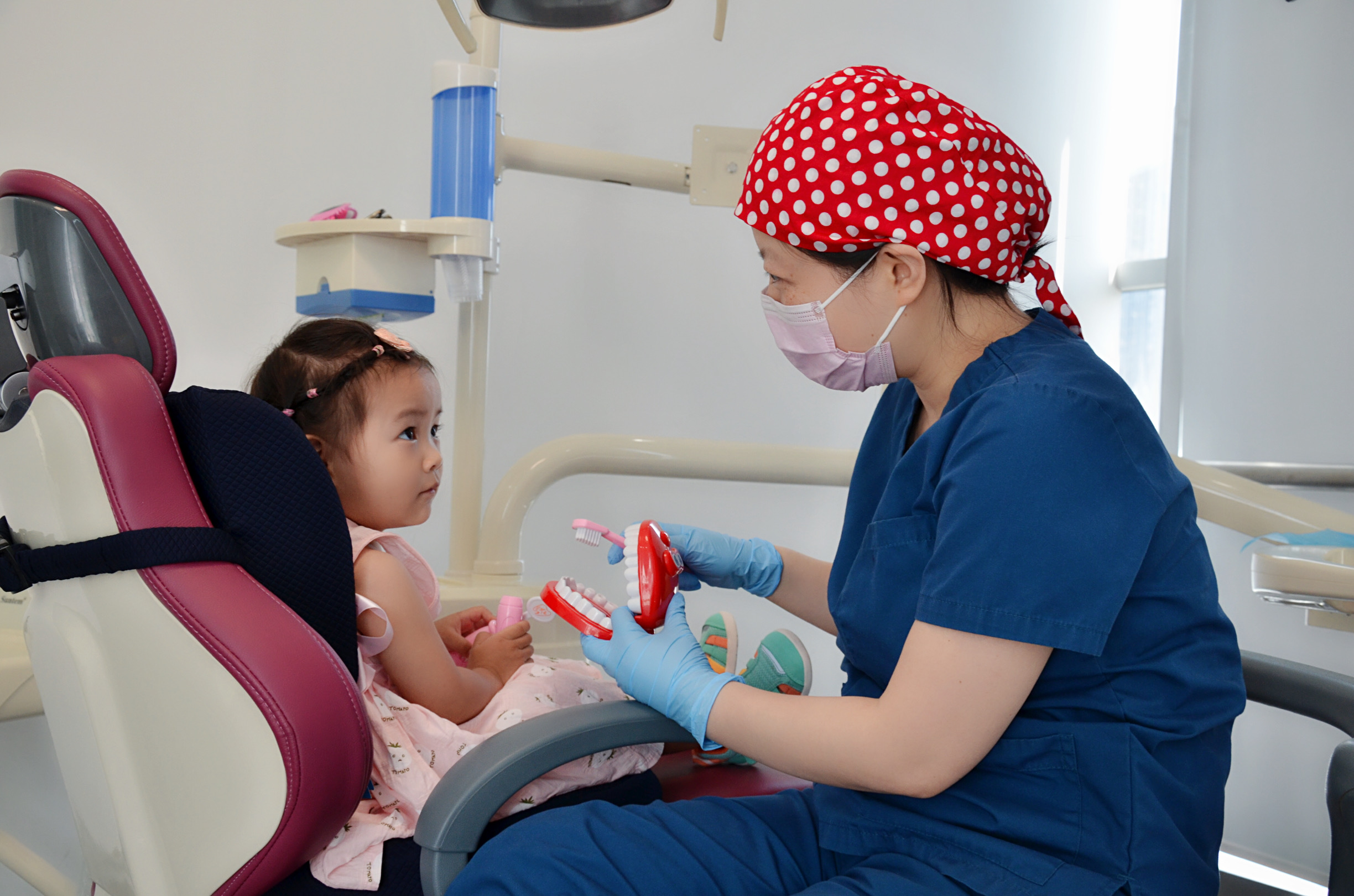 小朋友看牙医哭,小医生儿童看牙