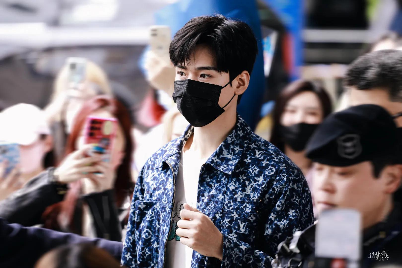 男明星最常见的一个动作,男明星性格素质