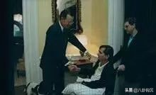 他打造了美国政治史最脏竞选，却被命运掐断了脖子