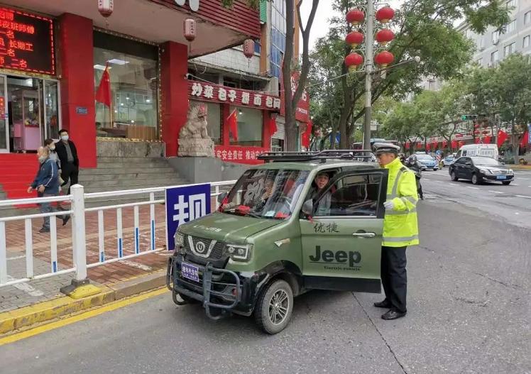 老年代步车三轮上路违法吗,无证驾驶三轮老年代步车怎么处罚