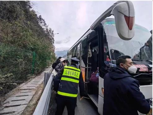 客车高速抛锚处置,旅游大巴高速抛锚交警暖心帮助