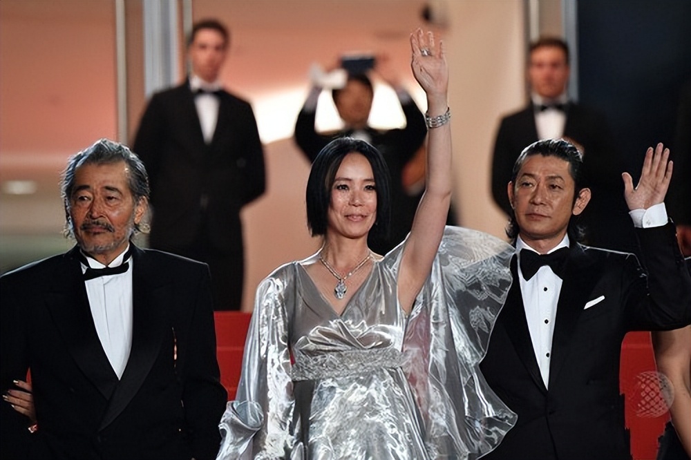 日本著名女性艺人被爆出轨,日本名导演被曝性侵女演员