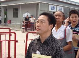 当年“小平您好”4字横幅：横幅用的是床单，笔用的是抹布