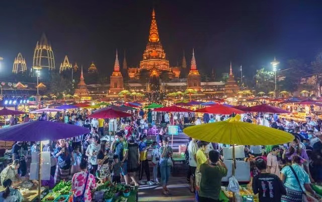 西双版纳满大街都是傣装,云南西双版纳的真实生活