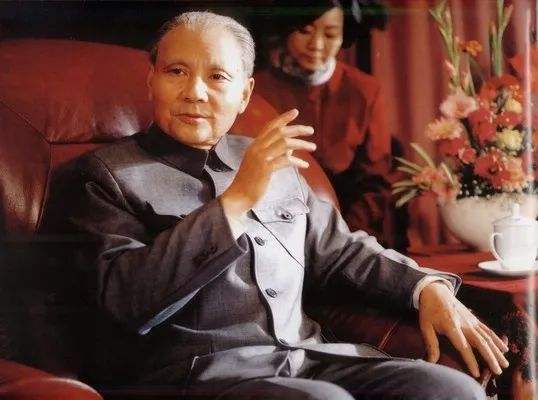 1997年香港回归谈判,邓爷爷霸气反击,英方敢拖就一锤子砸死