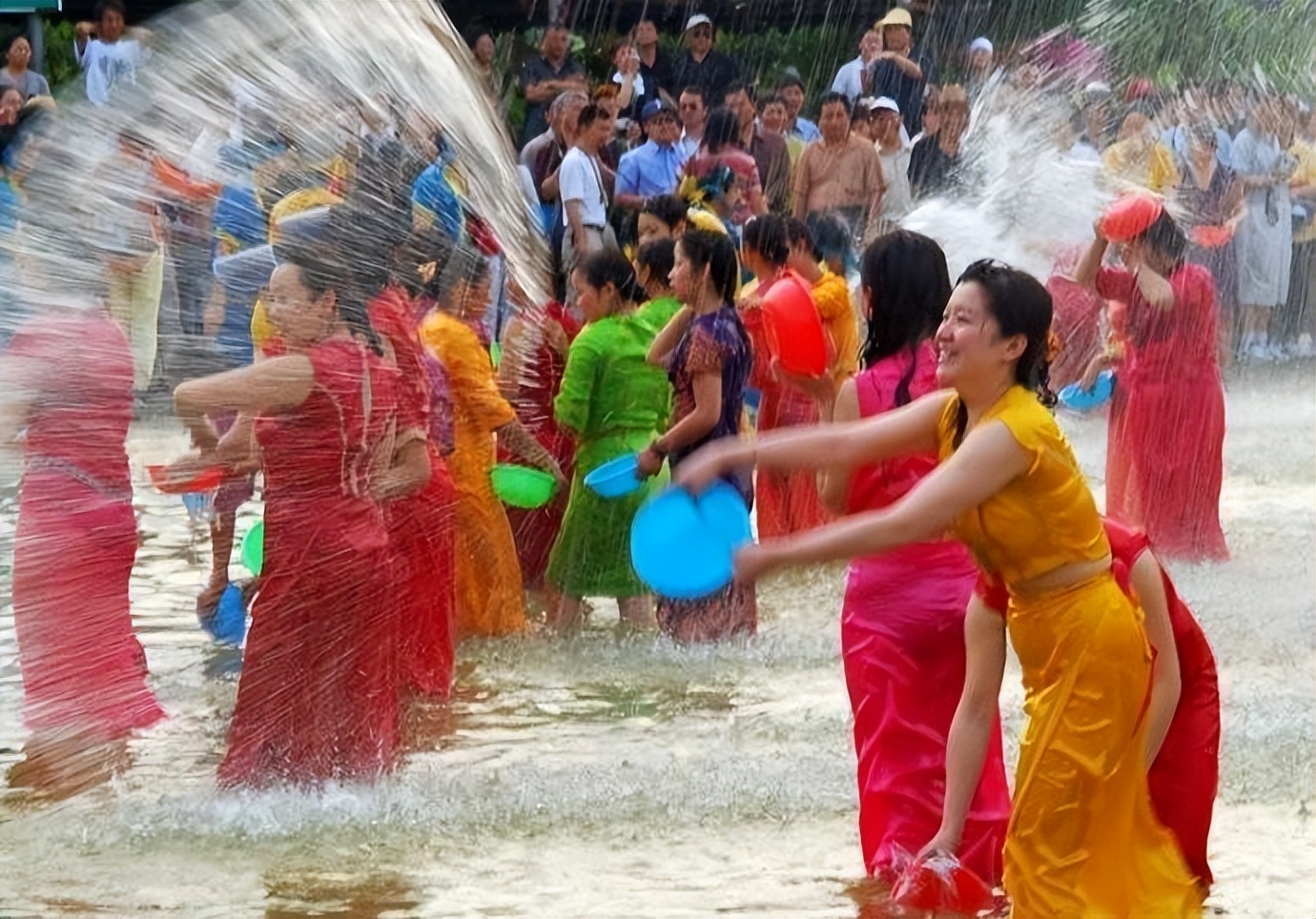 1天4个瓜,泼水节变流氓节,床戏尺度大引热议,世纪婚礼,都是大瓜