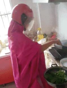 烧菜被油溅到了怎么办,烧菜油溅到手上起泡