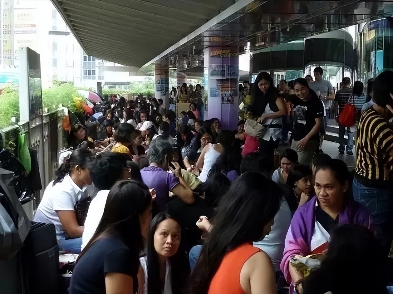 性剥削、生育工具、母职,享誉世界的菲律宾女佣实际上有多惨?