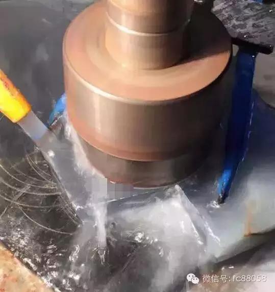 顶级玻璃种翡翠原石切割视频,顶级玻璃种全脱沙翡翠原石