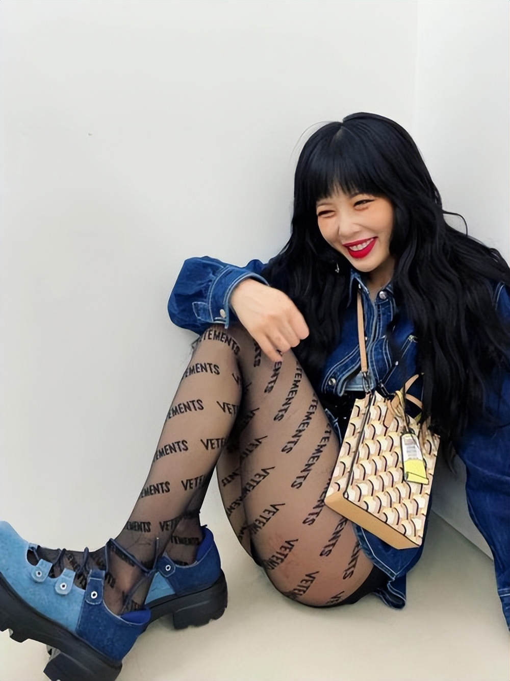 韩国女星衣服惹争议,韩国女演员衣着暴露引争议