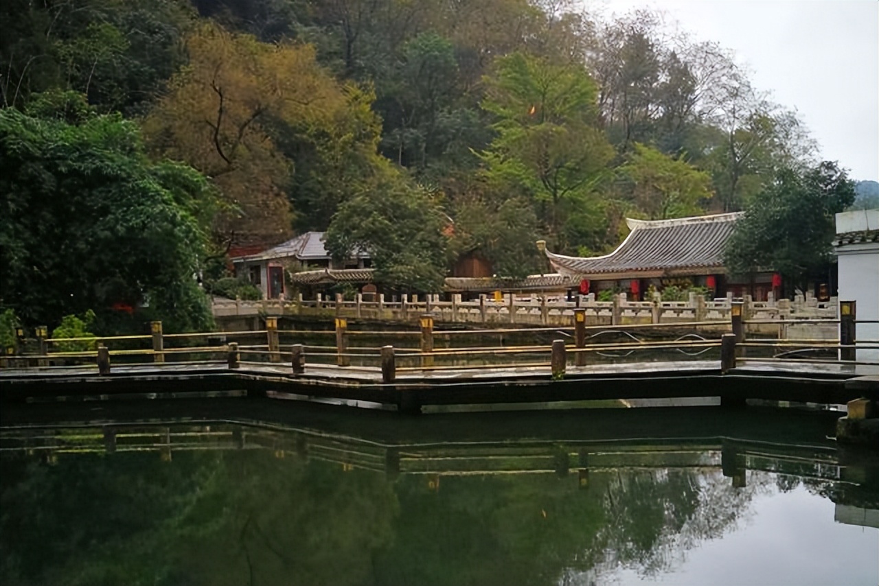 武汉去贵州跟团游怎么玩便宜省钱,贵州游玩详细攻略图片