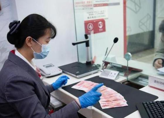 中彩票的钱要求打入什么银行卡 (中了3亿元的彩票如何分配到银行)