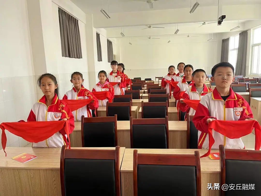 五一劳动节劳动最光荣小学一年级,小学五一劳动节社区劳动实践