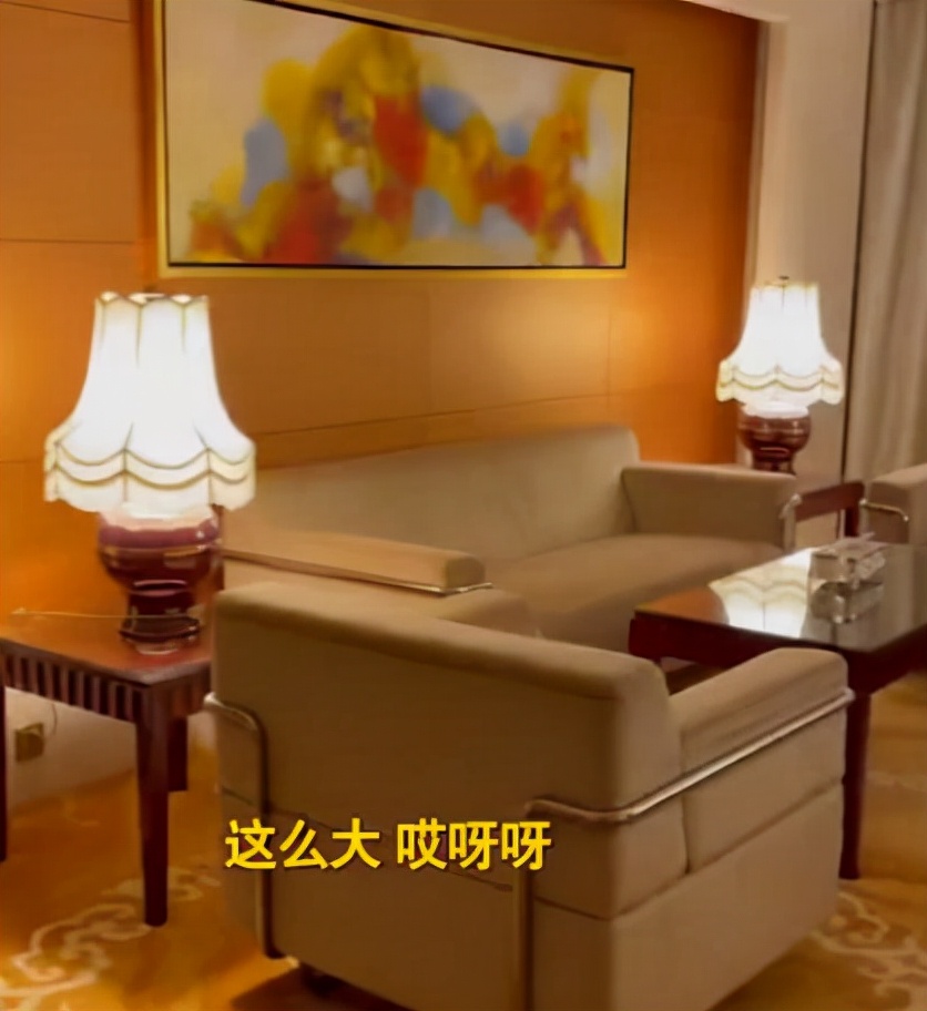 一女子隔离住8888号套房,女子隔离入住1528元豪华套房