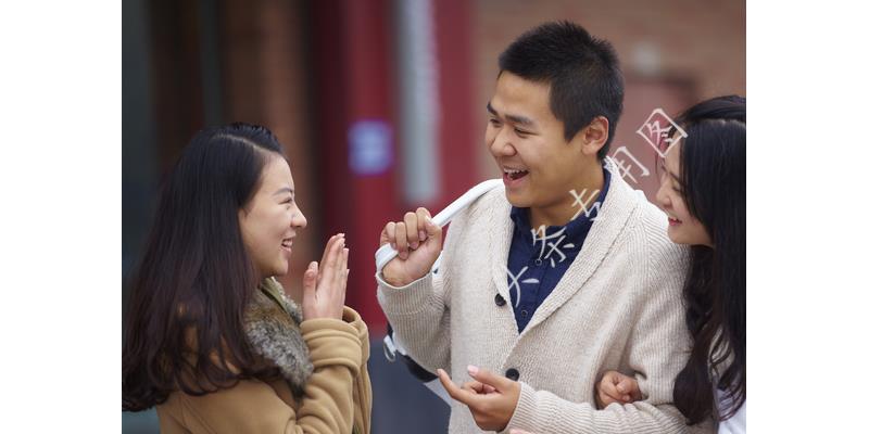 女儿18岁，每月零用金2000，却为了邻居的儿子与我争执