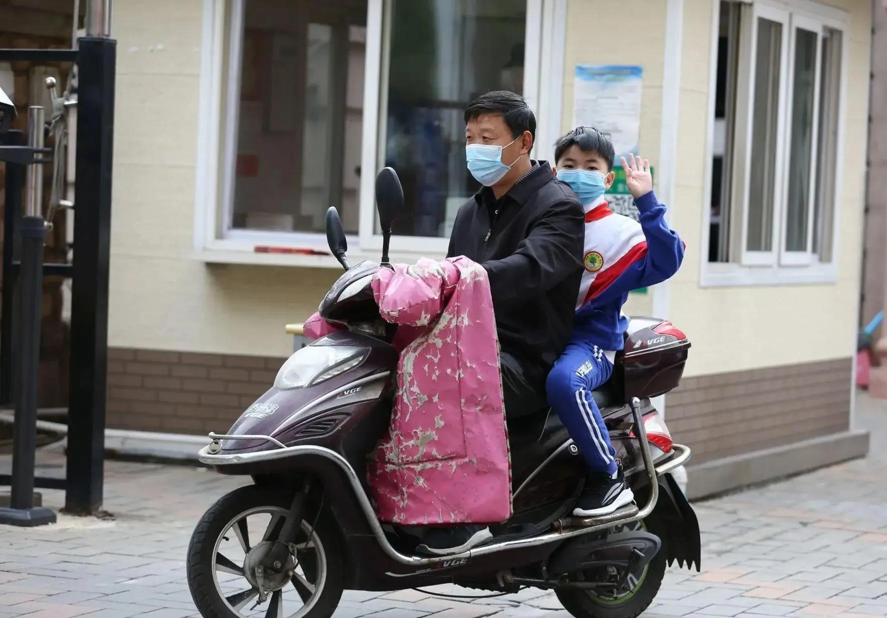 半夜发现儿子看“小黄片”，妈妈又怒又无助，爸爸的做法值得学习