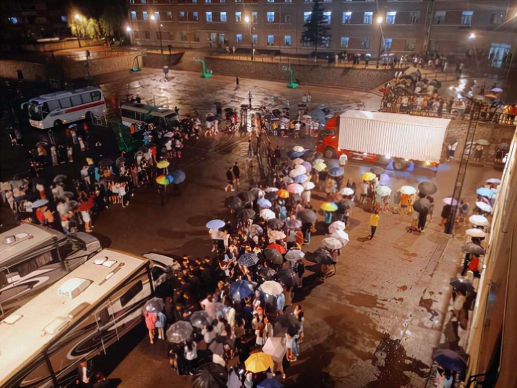 脱离饭圈后，站姐、“私生”与数据女工去哪儿了？