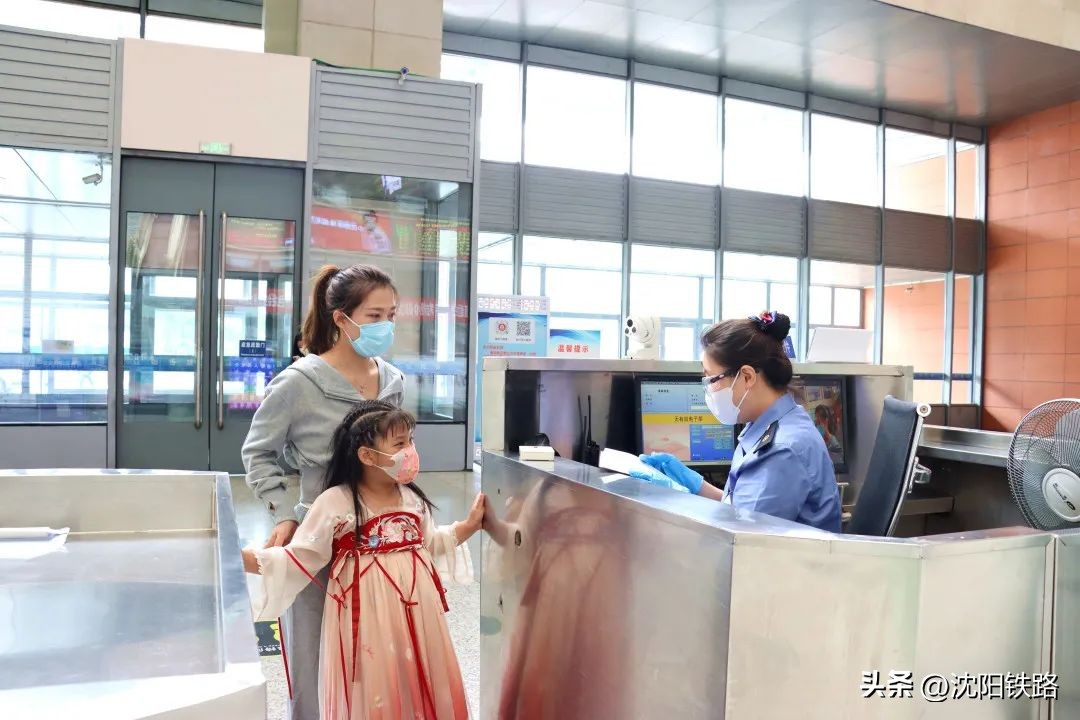 带两个宝宝坐火车孩子需要买票吗,妈妈坐火车带宝宝需要购票吗