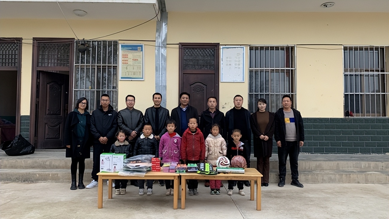 “乡村振兴你我同行”——张家川县文体广电和旅游局向帮扶村学校捐赠学习体育用品