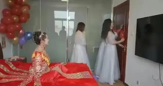 伴娘闹堵门新郎一气之下不结婚,伴娘讨红包堵门