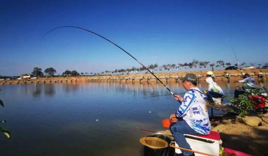 刘松松比赛用的什么鱼竿,刘松松代言过的鱼竿